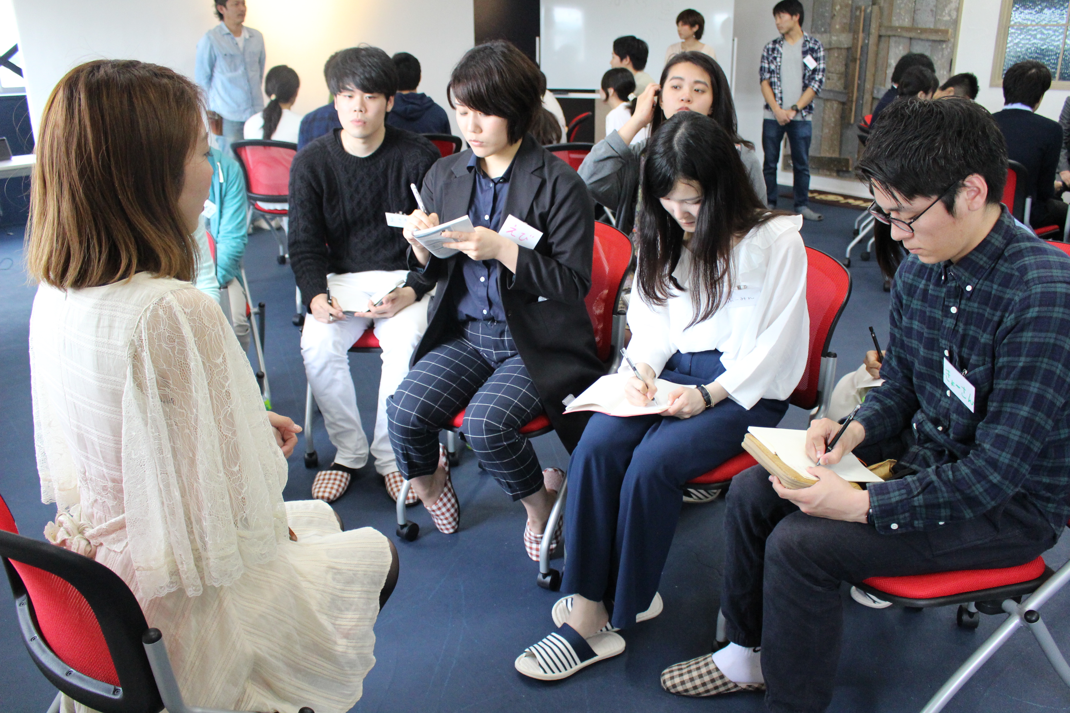 北山建築の社員集合写真・チームワークの様子