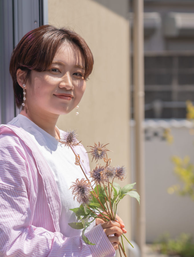 北山建築の施工管理スタッフが建築現場で作業している風景