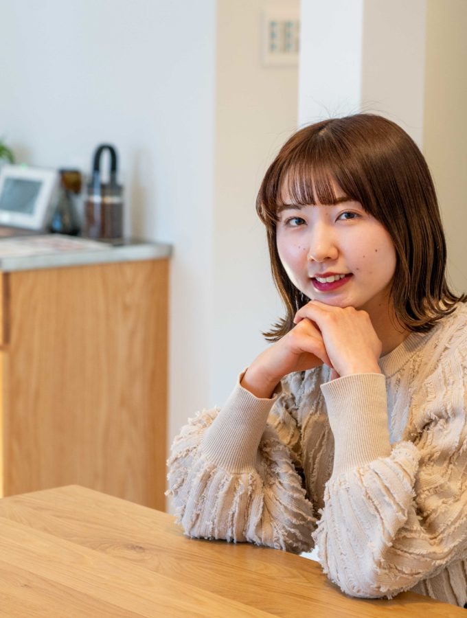 北山建築の若手社員が先輩と現場を見学している風景